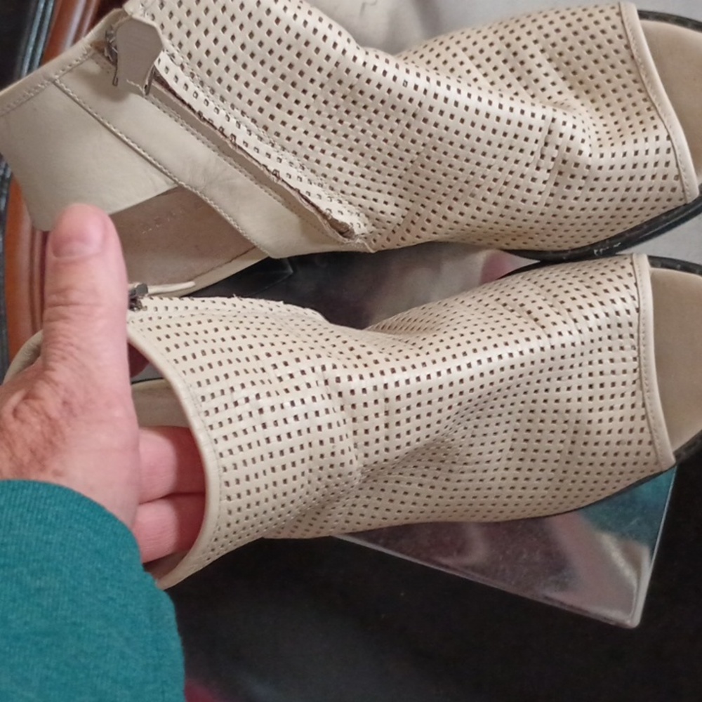Kenneth Cole size 6 and 1/2 slip on heel color is cream